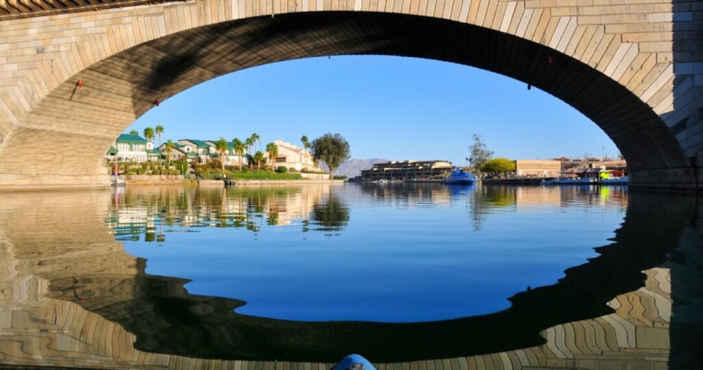 Lave Havasu under London Bridge, Arizona