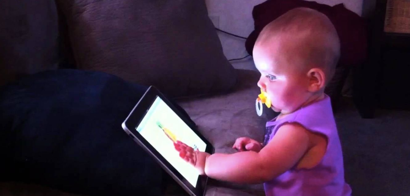 bebê fascinado por um ipad
