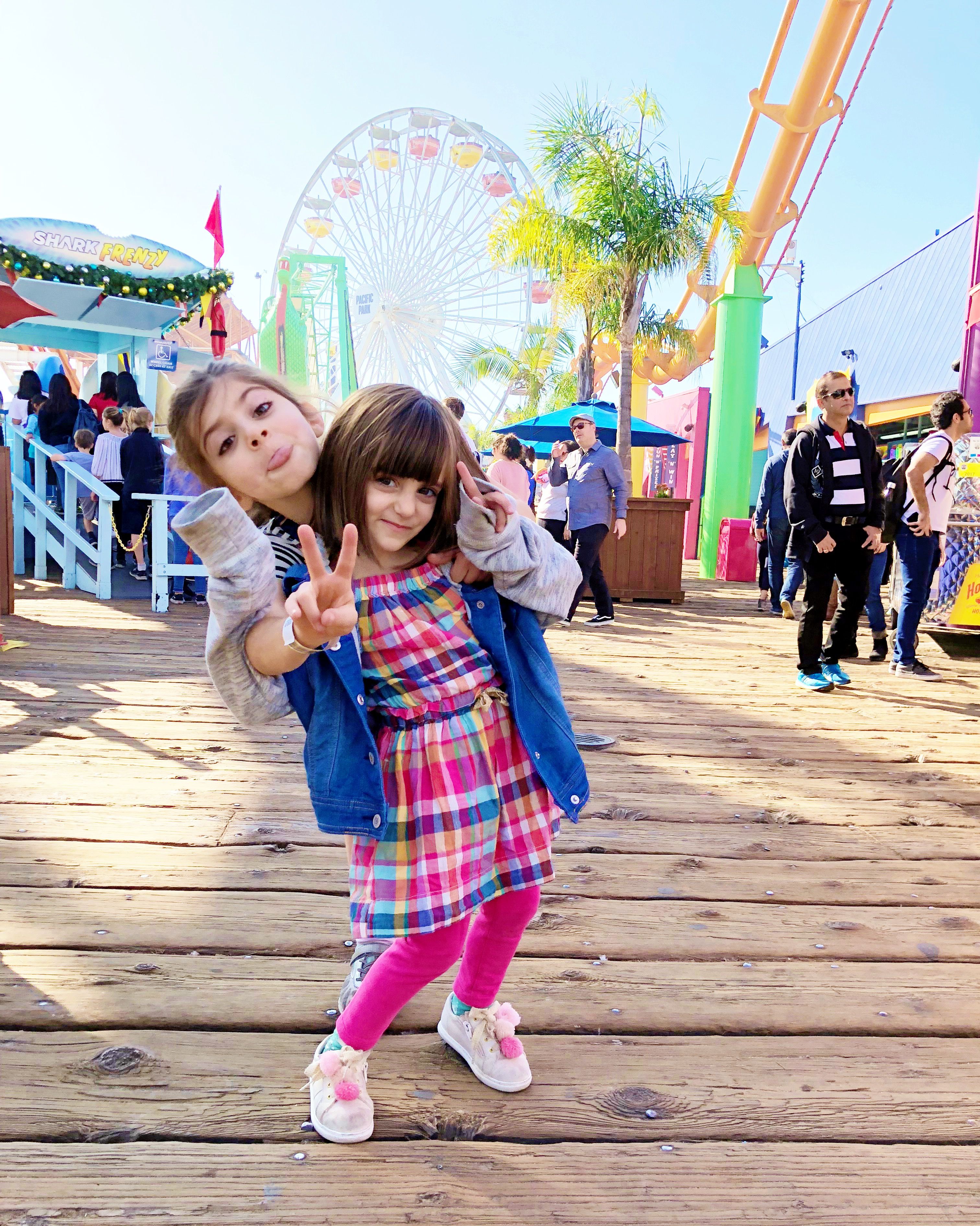 Duas garotas posando no cais de Santa Monica