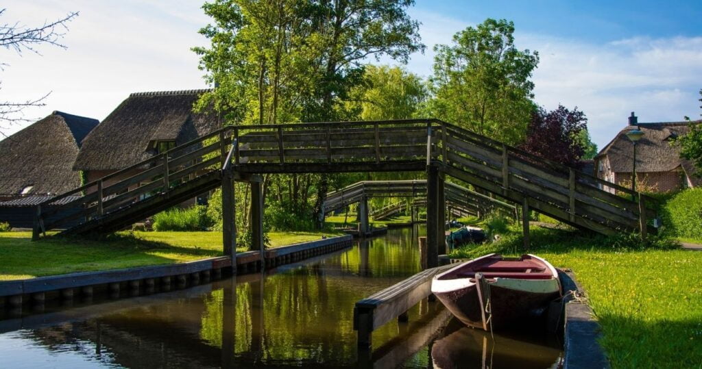 Giethorn-Holland-canal-boat-bridge