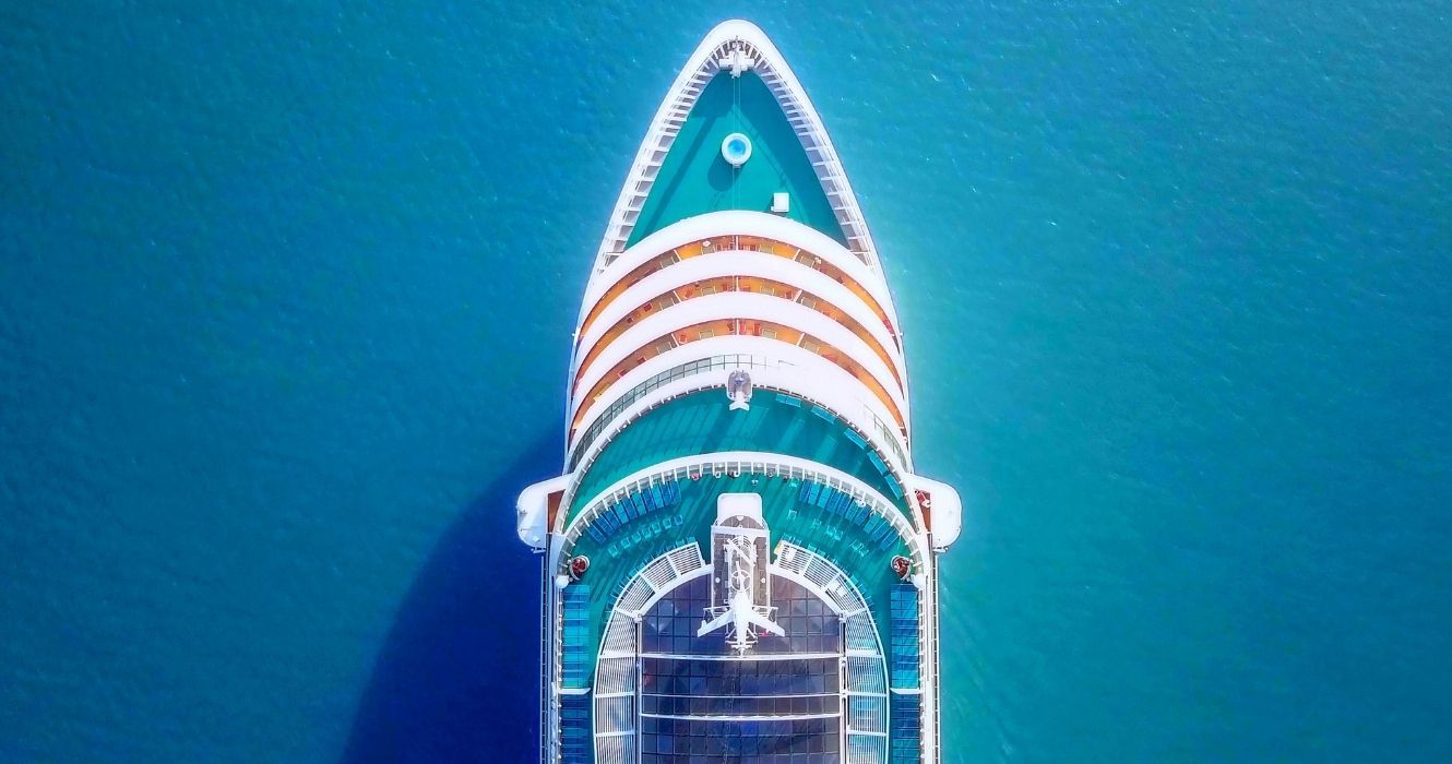 uma vista aérea de um navio de cruzeiro no oceano