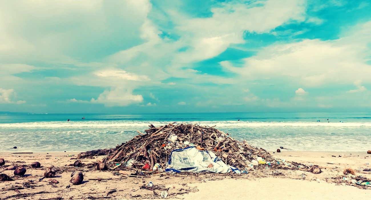 Lixo de viagem sustentável na praia