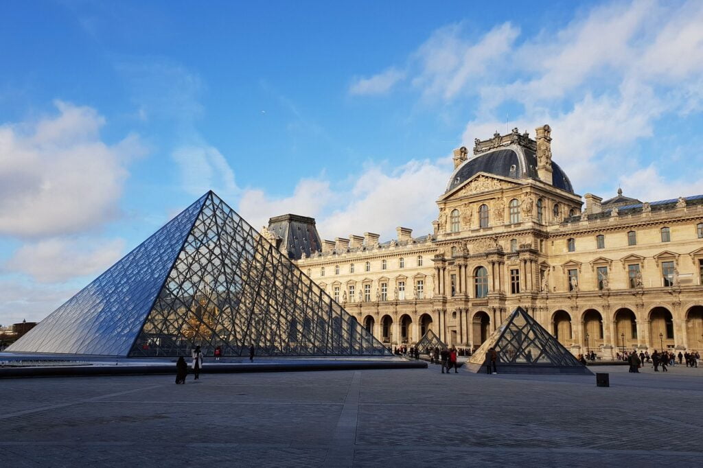 Museu do Louvre em paris piramide